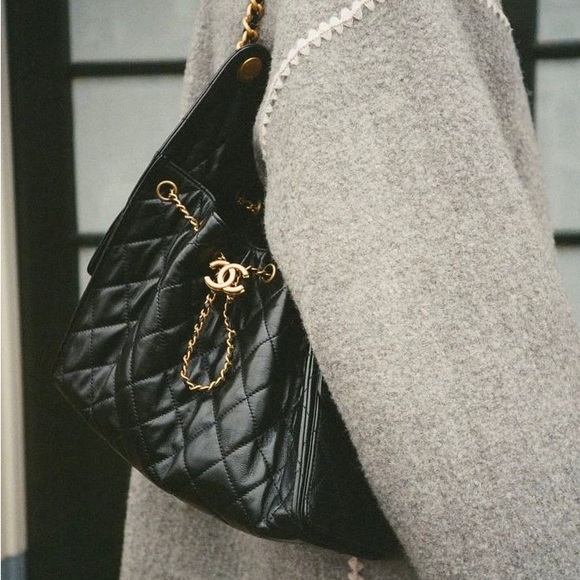 CHANEL 25 SMALL HANDBAG Grained Calfskin & Gold-Tone Metal Black - Picture 14 of 16